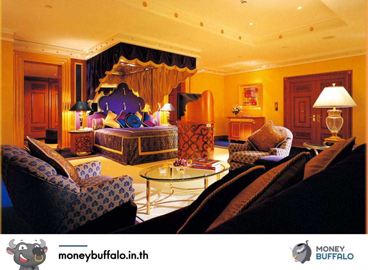 “Mukesh Ambani มหาเศรษฐีอินเดีย” คนนี้ กลายเป็นมหาเศรษฐีเบอร์ 9 ของโลกเป็นที่เรียบร้อยแล้ว จากการจัดอันดับของ Bloomberg แถมยังเป็นบุคคลที่ร่ำรวยที่สุดในเอเชีย มีทรัพย์สินถึง 64,500 ล้านเหรียญสหรัฐฯ โดยนับตั้งแต่ต้นปีที่ผ่านมาสินทรัพย์ของเขาเพิ่มขึ้นกว่า 5,830 ล้านเหรียญสหรัฐฯ มูลค่าทรัพย์สินที่มากมายขนาดนี้ เพื่อน ๆ คงอยากจะรู้แล้วสิว่าเขาคนนี้เป็นใครกัน ทำไมถึงถูกเรียกว่าบุคคลที่ร่ำรวยที่สุดในเอเชีย พี่ทุยจะบอกเพื่อน ๆ เอง ไปอ่านกันเลยในบทความนี้ ประวัติของ Mukesh Ambani เกิดเมื่อวันที่ 19 เมษายน 1957 ปัจจุบันอายุ 63 ปี เขาเป็นลูกชายของ Dhirubhai Ambani และ Kokilaben Ambani มีน้องชาย 1 คนคือ Anil Ambani และมีน้องสาว 2 คนคือ Dipti Salgaoncar และ Nina Kothari พ่อของเขาเปิดบริษัทสิ่งทอชื่อ Reliance Textiles Industries และเติบโตมากับธุรกิจทอผ้าของครอบครัว ในตอนมัธยมนั้นเขาได้ศึกษาเล่าเรียนที่ Hill Grange High School เมืองมุมไบ และเข้าศึกษาต่อด้านวิศวกรรมเคมีจาก University of Mumbai เมือง Matunga หลังจากนั้น ก็ได้สมัครเรียนต่อ MBA ที่ Stanford University ได้สำเร็จ เนื่องจากในปี 1980 รัฐบาลอินเดียภายใต้การนำของ อินธิรา คานธี เปิดให้ภาคเอกชนผลิต “เส้นใยโพลีเอสเทอร์” ทางด้านพ่อของเขาได้รับใบอนุญาตตั้งโรงงานผลิต ทำให้ Mukesh Ambani ต้องออกมาช่วยงานที่บ้านเสียก่อนที่จะเรียนจบ และธุรกิจของที่บ้านเขาก็ดูเหมือนเติบโตเร็วและไปได้สวย จนกระทั่งพ่อของเขาเสียชีวิตลงแบบไม่ได้ทำพินัยกรรมเอาไว้ จึงเป็นจุดเริ่มต้นของความขัดแย้งของพี่น้องในครอบครัวที่เข้ามาช่วยกันบริหารธุรกิจ เป็นเรื่องร้ายแรงขนาดที่ว่าต้องขึ้นศาลกันเลยทีเดียว โดยศึกมหาสมบัติของพี่น้องคู่นี้ จบลงด้วยการที่แม่ของเขาได้เป็นคนแบ่งสมบัติอย่างลงตัว (ไม่ต้องมีการมาตามหาว่า ใครฆ่าประเสริฐ ฮ่า ๆ) โดยน้องชายได้กิจการทางด้านโทรคมนาคม การเงิน กิจการบันเทิง และโรงไฟฟ้า ส่วน Mukesh Ambani ได้กิจการของโรงกลั่นน้ำมัน ธุรกิจค้าปลีก และได้กลายมาเป็น CEO เต็มตัว ในการบริหารธุรกิจ Reliance Industries นั่นเอง แต่ในปัจจุบันนั้นมีธุรกิจโทรคมนาคมและเทคโนโลยีเข้ามาเพิ่มเติมอย่าง Jio Platform อีกด้วย ทำความรู้จักกับธุรกิจ Reliance Industries บริษัท Reliance Industries Limited เป็นบริษัทเอกชนขนาดใหญ่ในอินเดีย ตั้งขึ้นโดย Dhirubhai Amabani ผู้เป็นพ่อ โดยนำบริษัทเข้าจดทะเบียนในตลาดหลักทรัพย์ในปี 1977 ณ จุดสูงสุดก่อนธุรกิจจะถูกแตกออกเป็นสองส่วนจากเรื่องขัดแย้งของ 2 พี่น้องในตระกูล กลุ่มที่ 1 คือ กลุ่มธุรกิจ รีไลอันซ์ อินดัสทรีซ์ (Reliance Industries) ที่ดูแลโดยลูกชายคนโตของ Dhirubhai Amabani คือ Mukesh Ambani ประกอบด้วยธุรกิจปิโตรเลียม ก๊าซธรรมชาติ ปิโตรเคมี ธุรกิจผลิตใยสังเคราะห์ สิ่งทอ เคมีภัณฑ์ ธุรกิจค้าปลีก และธุรกิจโทรคมนาคม กลุ่มที่ 2 คือ รีไลอันซ์ เอดีเอ (Reliance ADA) ภายใต้การบริหารงาน Anil Ambani ลูกชายคนที่สอง ครอบคลุมกิจการผลิตไฟฟ้า ธุรกิจก่อสร้างโครงสร้างพื้นฐาน การเงิน การสื่อสาร ธุรกิจสื่อ บันเทิง และธุรกิจบริการสุขภาพ ในปี 2002 ได้ก่อตั้ง บริษัท Reliance Infrastructure มีธุรกิจหลักคือ พลังงาน ก่อสร้าง และยุทโธปกรณ์ในด้านการทหาร ซึ่งแปลว่าบริษัทนี้สามารถผลิตและสร้างเรือรบและเครื่องบินรบให้กับประเทศอินเดียได้ และก็ทำได้สำเร็จจริงในปี 2018 นี้ นับว่าเป็นการขยายธุรกิจที่แตกต่างจากธุรกิจหลักของตัวเองอย่างสิ้นเชิง ไม่น่าเชื่อเลยนะว่าธุรกิจสิ่งทอจะสามารถสร้างเครื่องบินรบได้ในเวลาเพียงไม่กีปีเท่านั้น หลังจากนั้นมีการตั้ง Reliance Retail ซึ่งมีอีกกว่า 45 บริษัทย่อยที่ครอบคลุมธุรกิจเกี่ยวกับสุขภาพ มือถือ การศึกษา สื่อสาร ท่องเที่ยว เอนเตอร์เทนเมนต์ การศึกษา จิวเวลรี่ อิเล็กทรอนิกส์ เครื่องนุ่งห่ม สินค้าอุปโภคบริโภค และอื่น ๆ อีกมากมาย เรื่องได้ว่าครบวงจรเลยทีเดียว หากให้เทียบกับกลุ่มธุรกิจในประเทศไทยเราที่ใกล้เคียงที่สุดก็คงจะเป็นกลุ่ม CP เนี่ยแหละ เพียงแต่มีขนาดใหญ่กว่ามาก ซึ่งปัจจุบัน Reliance Retail ได้กลายเป็นธุรกิจค้าปลีกที่ใหญ่สุดในอินเดีย โดยมีจำนวนสาขามากถึง 10,901 สาขา และเปิดให้บริการกว่า 6,700 เมืองทั่วประเทศ โดยกลุ่ม Reliance Industries มีรายได้คิดเป็นสัดส่วนถึง 3% GDP ของอินเดียและถือเป็นกลุ่มธุรกิจที่ใหญ่ที่สุดของประเทศ ซึ่งมีเงินรายได้ปีละประมาณ 35.9 ล้านเหรียญสหรัฐฯ เรียกได้ว่ากำไรนั้นมหาศาล ปัจจุบันเป็น บริษัทชั้นนำระดับโลกที่เป็นผู้ผลิตเส้นด้ายหนาสำหรับถักและผลิตเส้นใยต่าง ๆ เป็นจำนวนมากที่สุดในโลกอีกด้วย รวมถึงเป็นผู้ผลิตผลิตภัณฑ์ที่เกี่ยวเนื่องกับอุตสาหกรรมปิโตรเคมีที่ใหญ่ 1 ใน 10 อันดับแรกของโลก โดยมีบริษัทลูกแรกเริ่ม คือ บริษัท Reliance Retail Limited, Reliance Petroleum Limited และบริษัท Reliance Industrial Infrastructure Limited ส่วนในปัจจุบันมีบริษัทในเครือมากถึง 47 บริษัท ซึ่งปัจจุบันรองรับสมาชิกรายเดือนกว่า 307 ล้านคน คิดเป็น 23% ของประชากรประเทศอินเดียทั้งหมด พี่ทุยบอกเลยว่าเครือบริษัทแห่งนี้ไม่ธรรมดาเลยทีเดียว รายได้ของ Reliance Industries Limited 3 ปีย้อนหลัง ปี 2017 มีรายได้ 1.3 ล้านล้านบาท มีกำไรสุทธิ 1.3 แสนล้านบาท ปี 2018 มีรายได้ 1.7 ล้านล้านบาท มีกำไรสุทธิ 1.5 แสนล้านบาท ปี 2019 มีรายได้ 2.4 ล้านล้านบาท มีกำไรสุทธิ 1.7 แสนล้านบาท